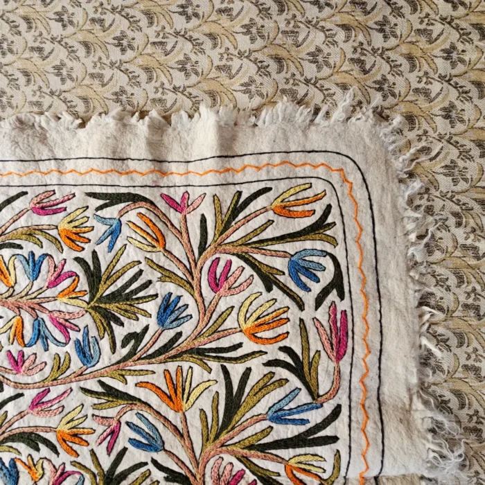 Naqsh-e-Gul 7x5 ft Wool Namda with Hand Aari Embroidery (7x5 ft) - Image 3