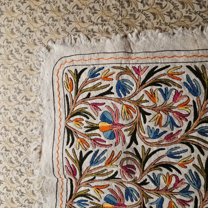Naqsh-e-Gul 7x5 ft Wool Namda with Hand Aari Embroidery (7x5 ft) - Image 4