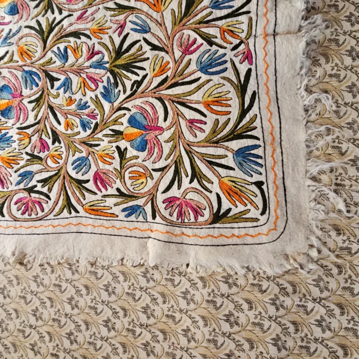 Naqsh-e-Gul 7x5 ft Wool Namda with Hand Aari Embroidery (7x5 ft) - Image 5
