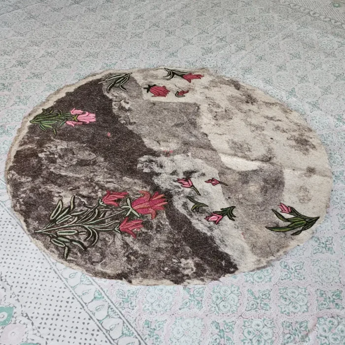 Premium Black Round Namda in Sheep Wool with Hand Aari Tulip Design – 4.3 feet - Image 2