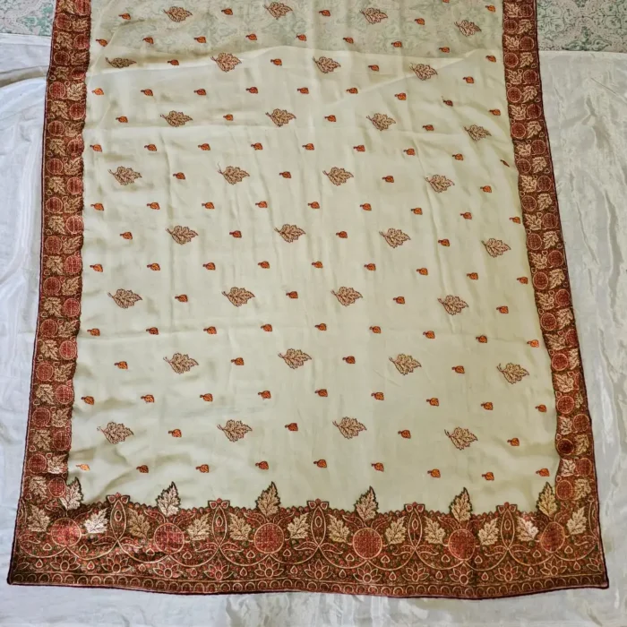 Kashmiri Creamy Sozni Work Saree in Georgette Fabric | Lal Bazaar - Image 5