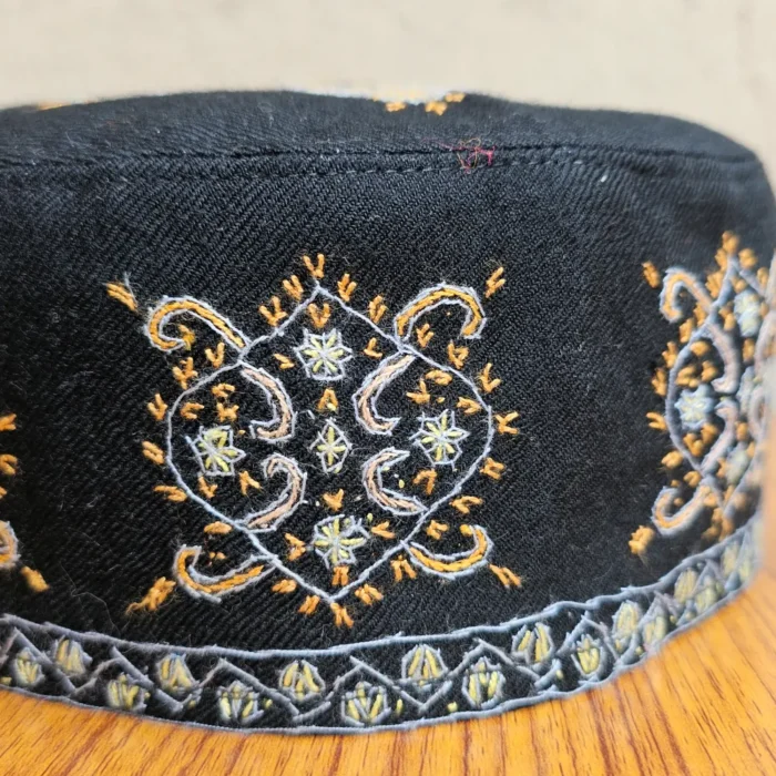 Mehrbaan-e-Dil Black Hand Sozni Work on Kashmiri Toosha Cap - Image 2