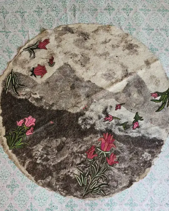 Premium Black Round Namda in Sheep Wool | Beautiful Mount Harmukh Background and Hand Aari Designed Tulips – 4.3 feet