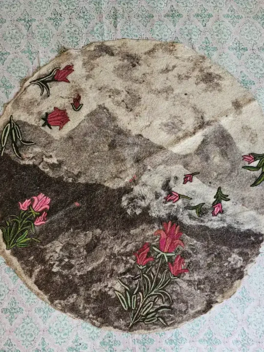 Premium Black Round Namda in Sheep Wool | Beautiful Mount Harmukh Background and Hand Aari Designed Tulips – 4.3 feet