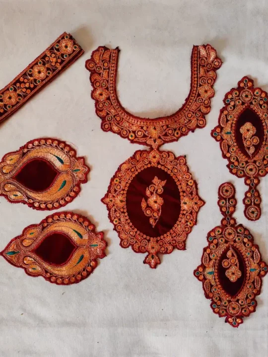 Wine Tilla Embroidered Kashmiri Zoani Patch with Bootis and Lace