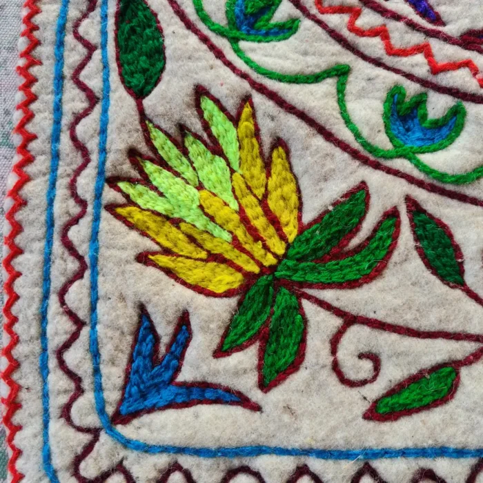 3×2 ft Kashmiri Wool Namda – Handcrafted Aari Design - Image 3