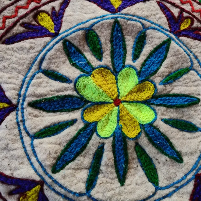 3×2 ft Kashmiri Wool Namda – Handcrafted Aari Design - Image 4