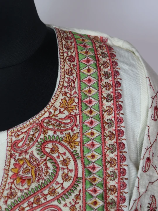 Zabarwan Kashmiri Pheran In Cashmilon Wool With Sozni Embroidery | Off White - Image 3