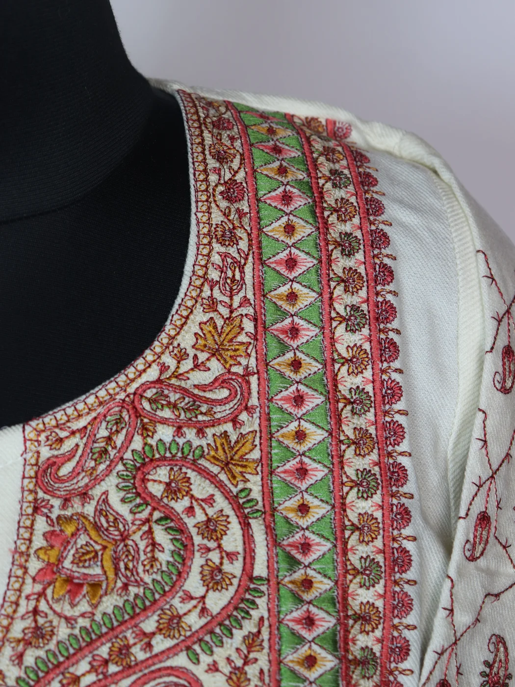 Zabarwan Kashmiri Pheran In Cashmilon Wool With Sozni Embroidery | Off White - Image 3