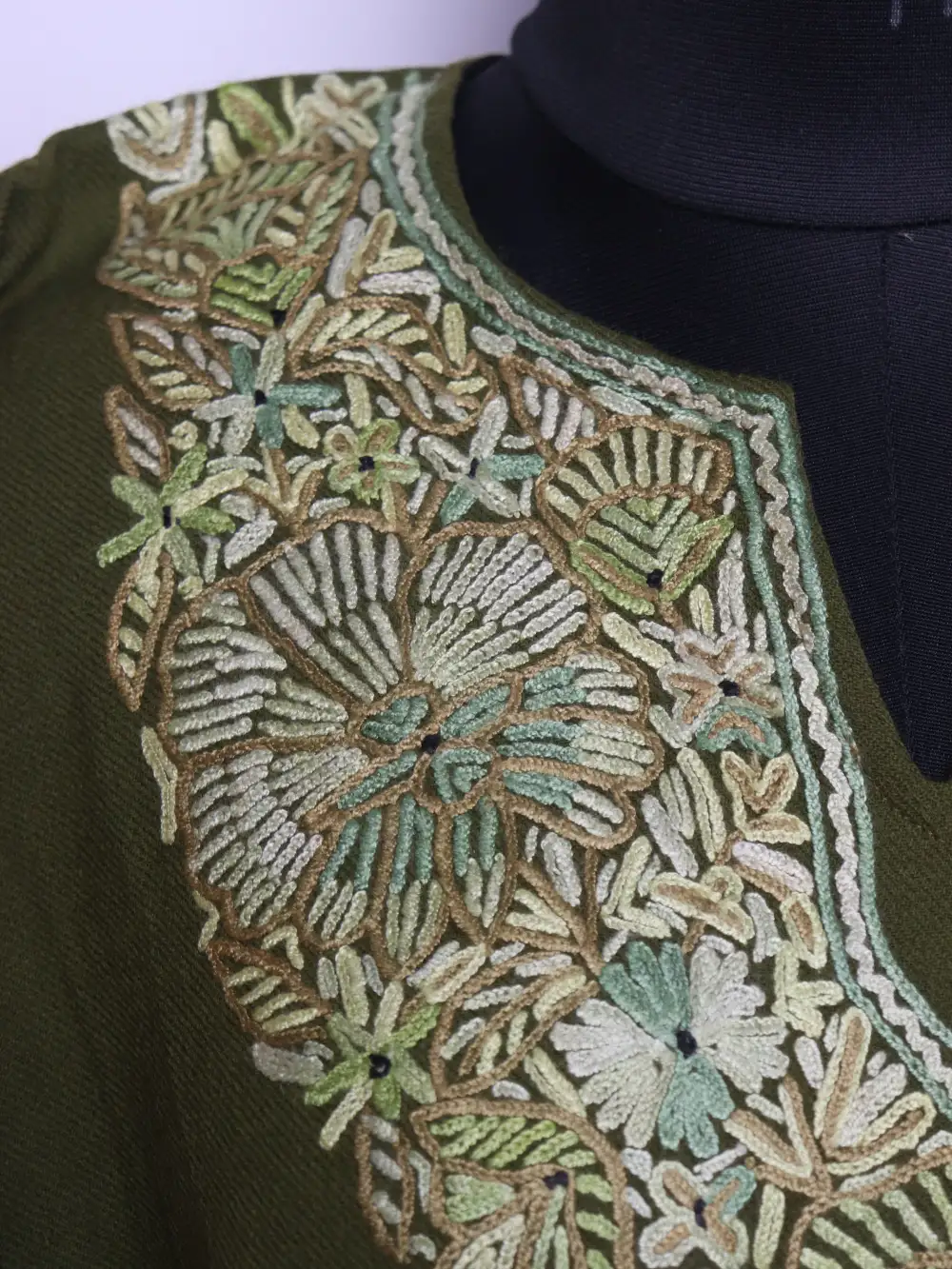 Kashmiri Hand Aari Work and Paper Machie Sama Loose Pheran in Green Raffal Wool - Image 3