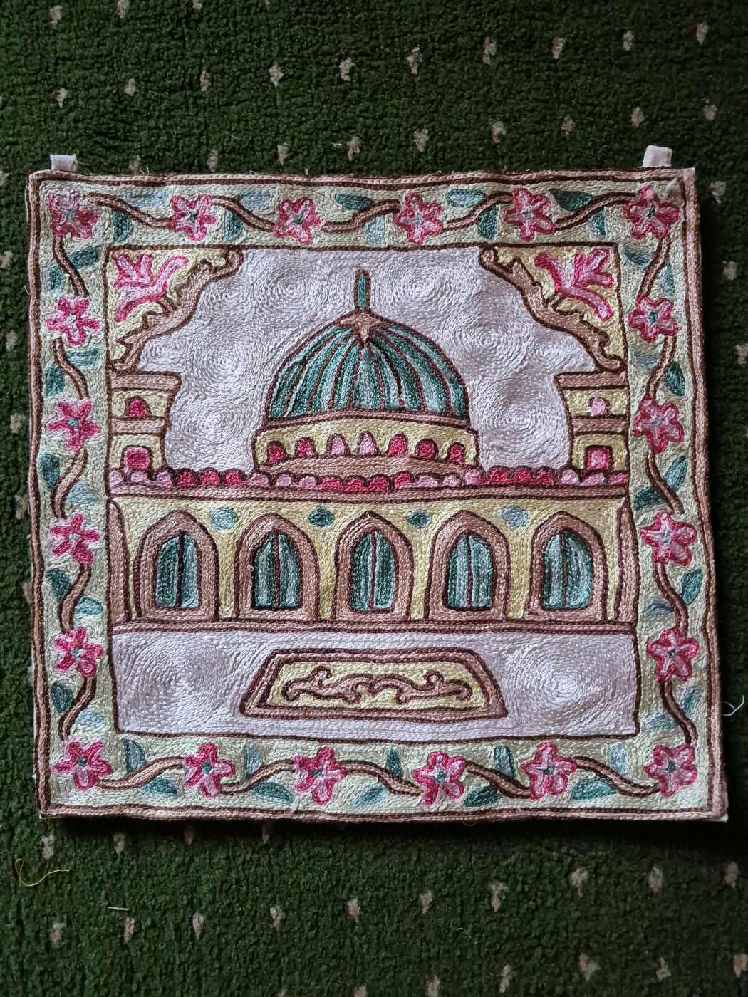 Silk Chain Stitch Embroidery Kashmiri Wall Hanging - Masjid Nabawi and Ka'ba - Image 3