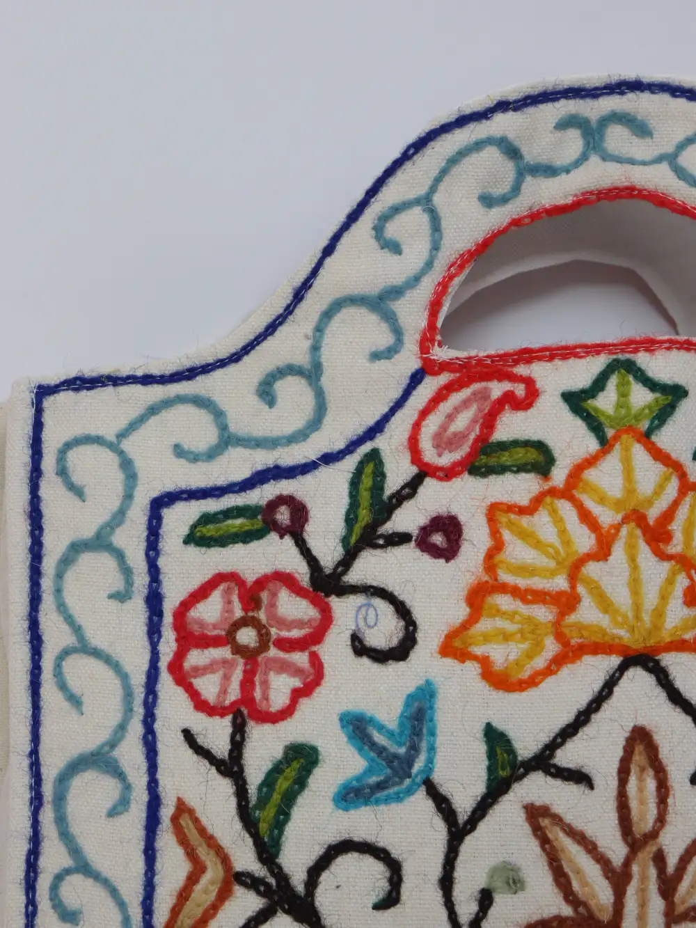 Kashmiri White Cotton Handbag with Hand Crewel Embroidery - Image 3