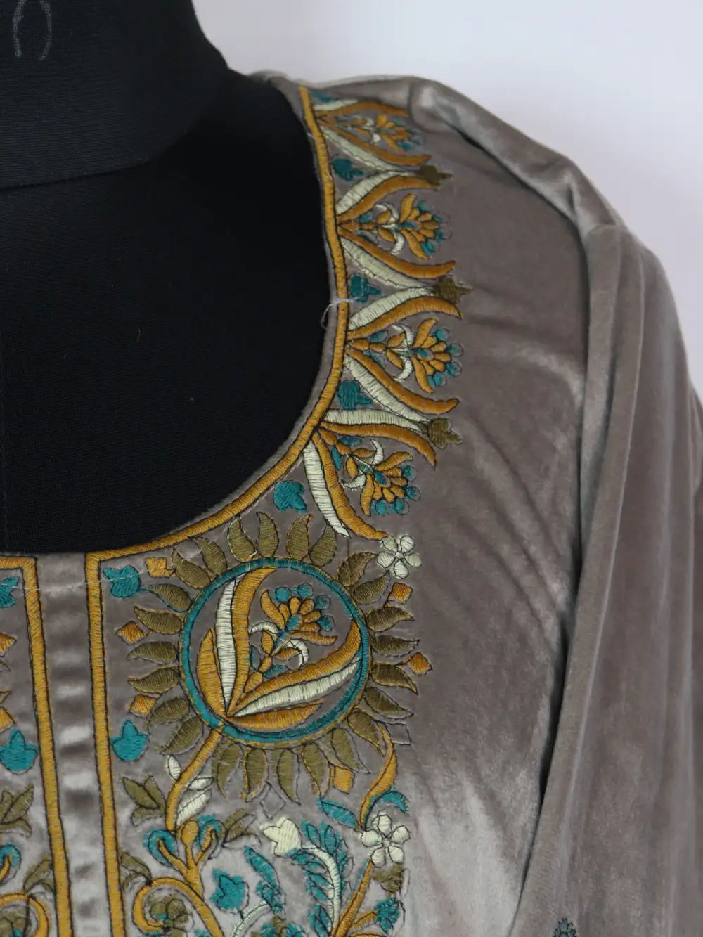 Rahat Loose Grey Sozni Work Velvet Pheran - Image 3