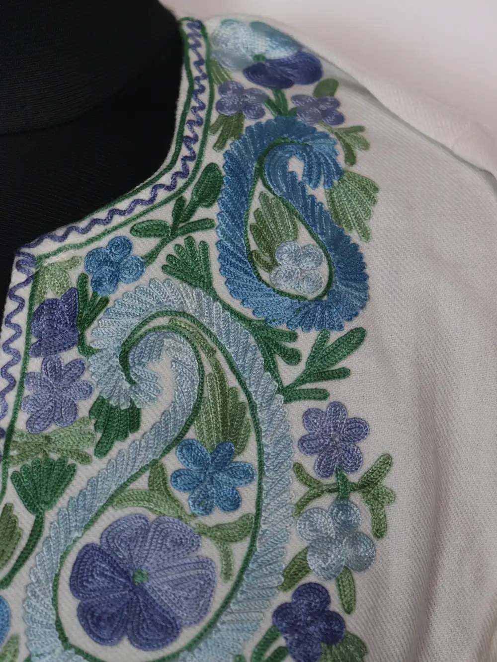 White Pheran with Aari Embroidery in Cashmilon Wool Zadibal - Image 3