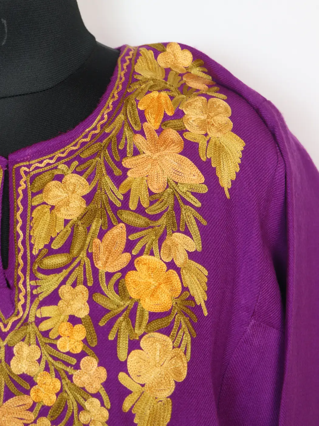 Light Purple Shalimar Cashmilon Wool Pheran With Aari Embroidery - Image 3