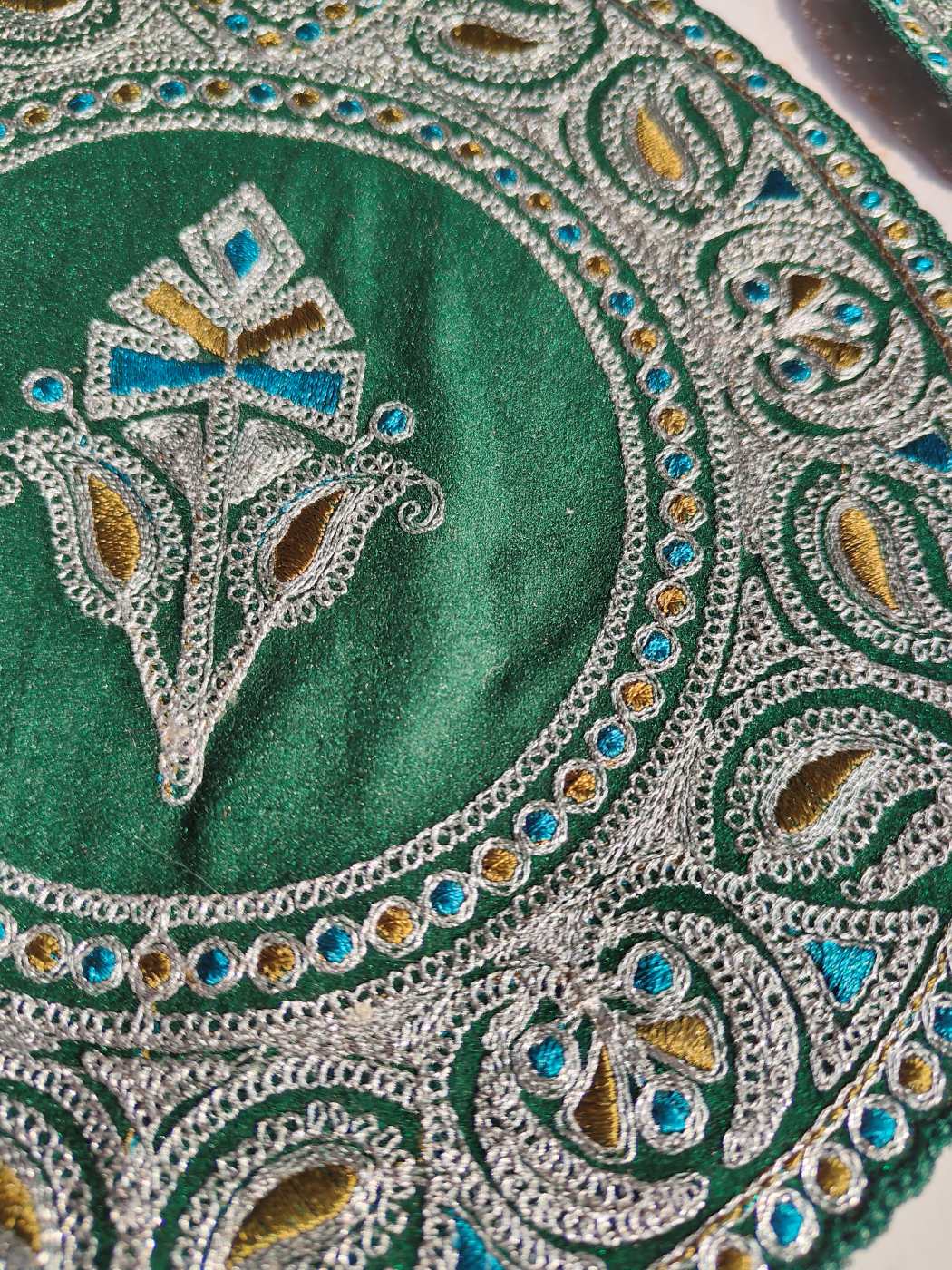 Noor Dark Green Patch with Silver Tilla Embroidery with Sleeves and Lace - Image 2