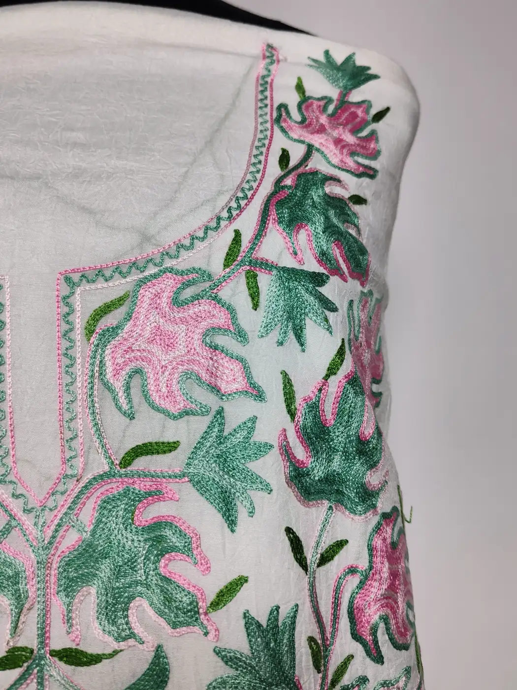 White 2pc Kashmiri Suit Crush Cotton with Dilafroz Chinari Aari Embroidery - Image 3