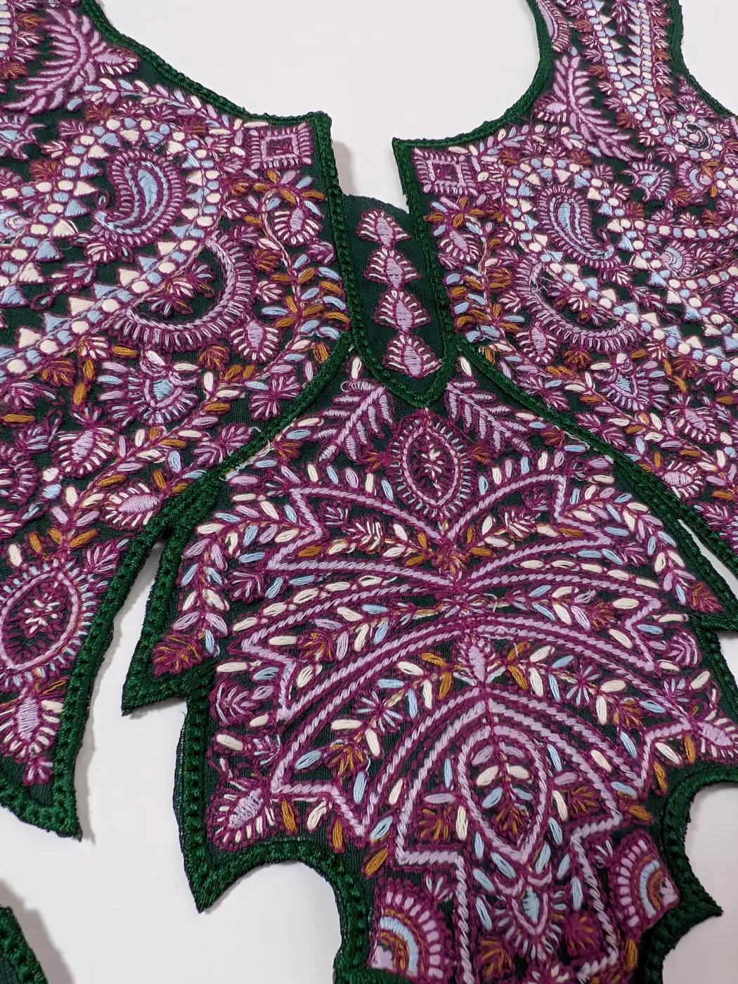 Naqsh Green Patch with Sleeves and Lace | Sozni Embroidery - Image 2