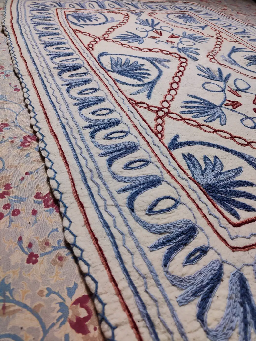 Kashmiri Rang-e-Safed Pure Wool Namda in 6×4 ft - Hand Aari Embroidery - Image 3