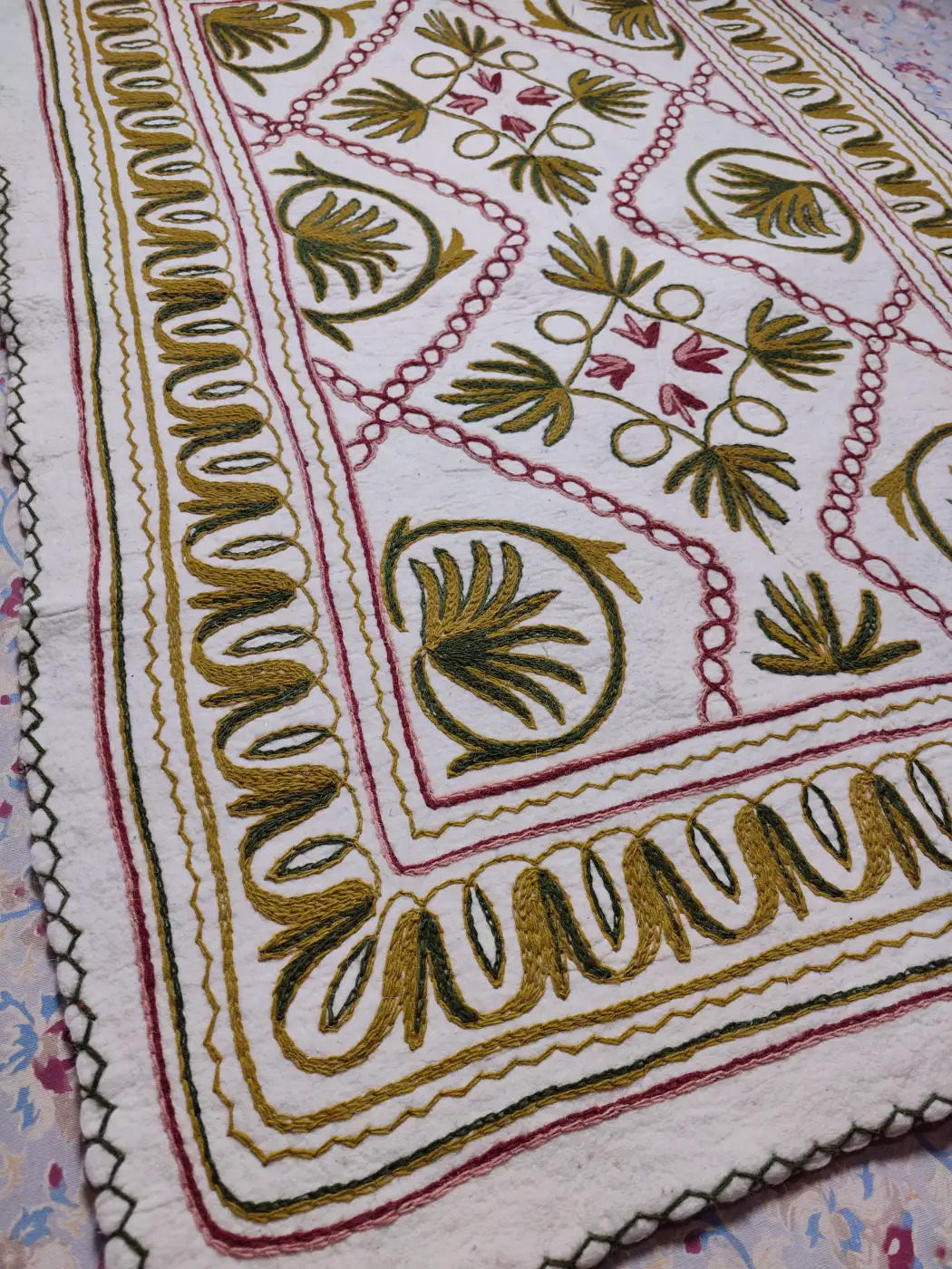 6x4 feet Kashmiri Pure Wool Namda Zameen-e-Noor | Hand Aari Embroidery - Image 3