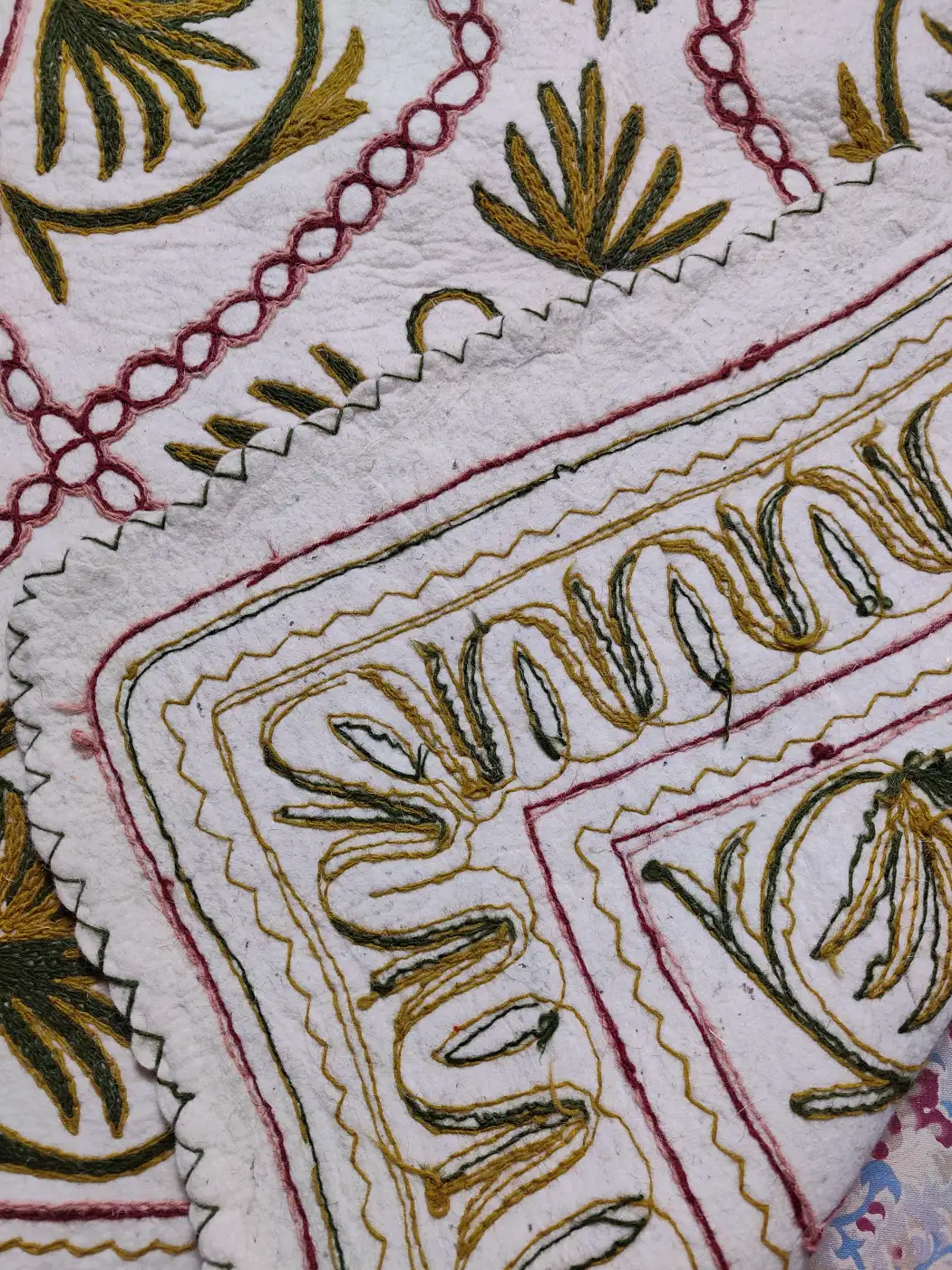 6x4 feet Kashmiri Pure Wool Namda Zameen-e-Noor | Hand Aari Embroidery - Image 4