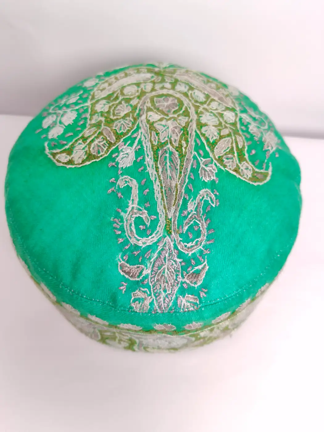 Kashmiri Pashmina Round Cap in Green with Hand Sozni Embroidery - Image 2