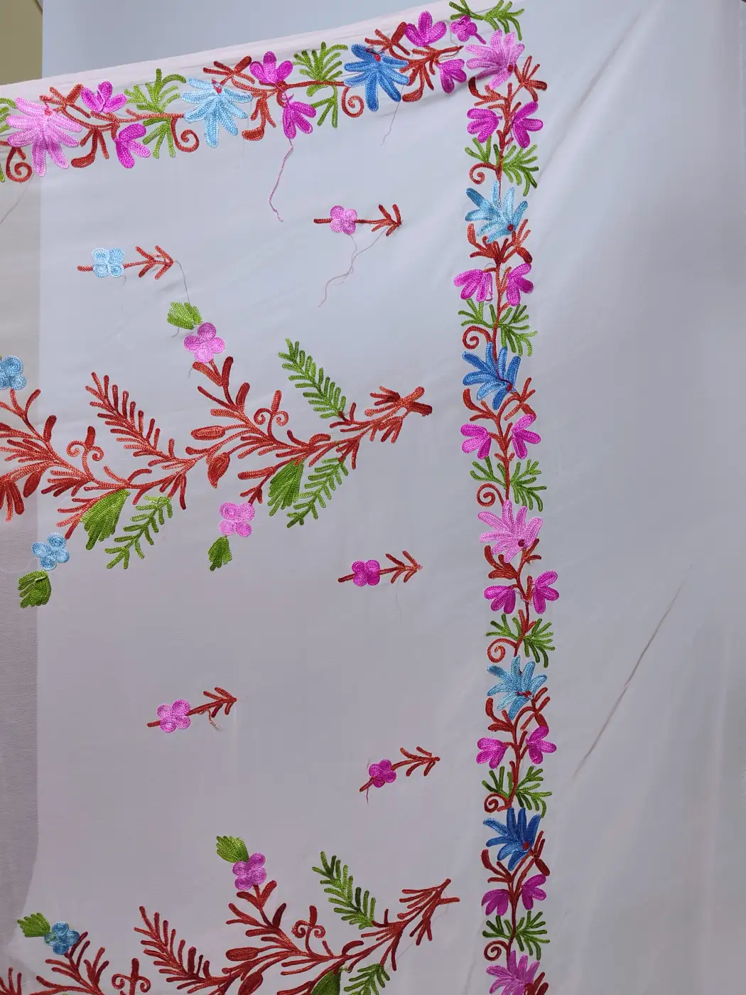 Safa Kashmiri Pink Georgette Saree with Mehr-e-Noor Aari Work - Image 4