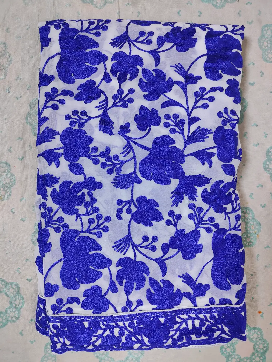 Aafreen Kashmiri White Georgette Saree with Aari Work - Image 2