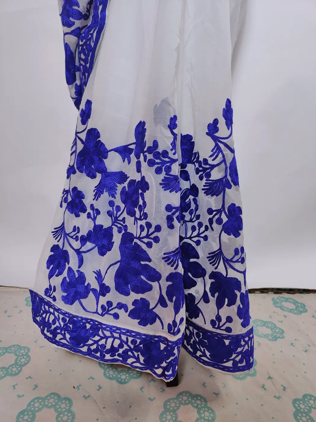 Aafreen Kashmiri White Georgette Saree with Aari Work - Image 3