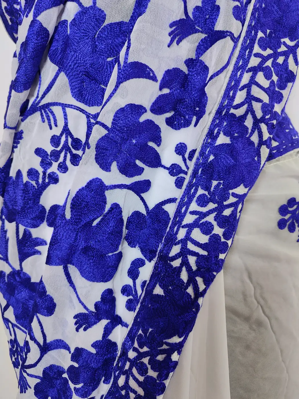Aafreen Kashmiri White Georgette Saree with Aari Work - Image 4