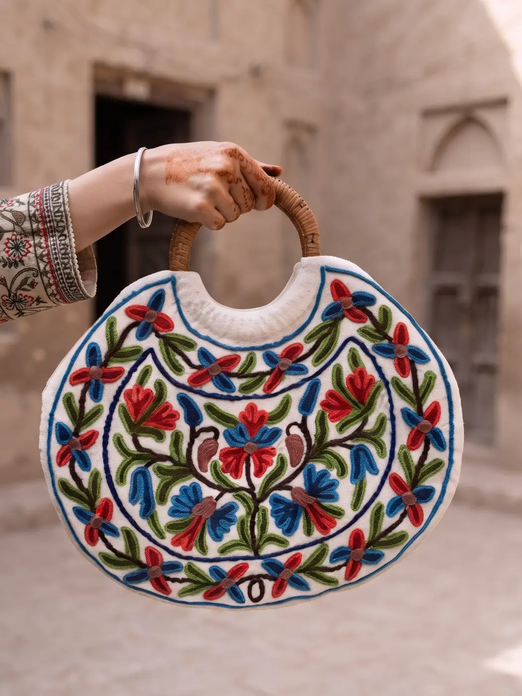 White Handmade Ring Bag with Crewel Embroidery – Kashmiri Wooden Handle Handbag for Women