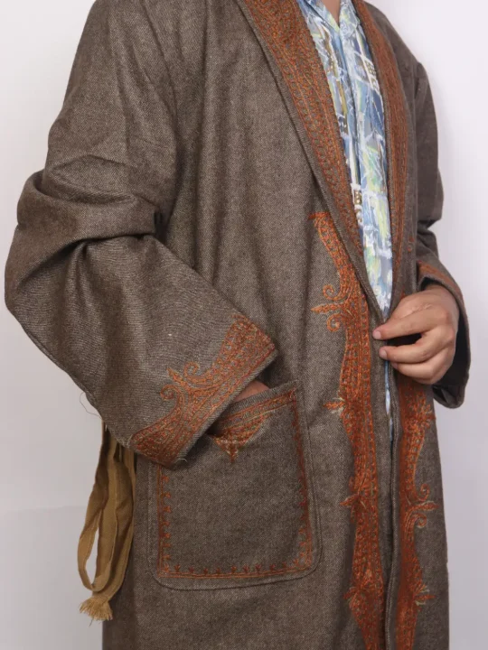 Jazbaat Kashmiri Woolen Gown for Men with Hand Aari Kadhai - Image 2