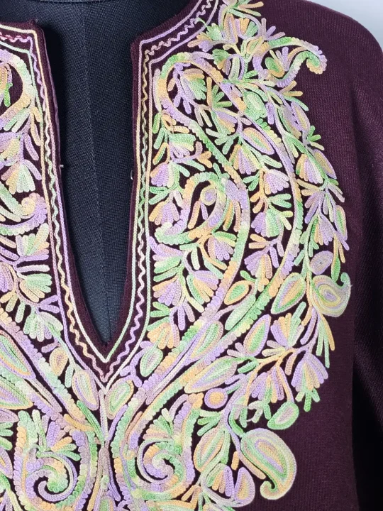 Kashmiri Saaz Aari Poncho for Women in Cashmilon Wool - Image 3