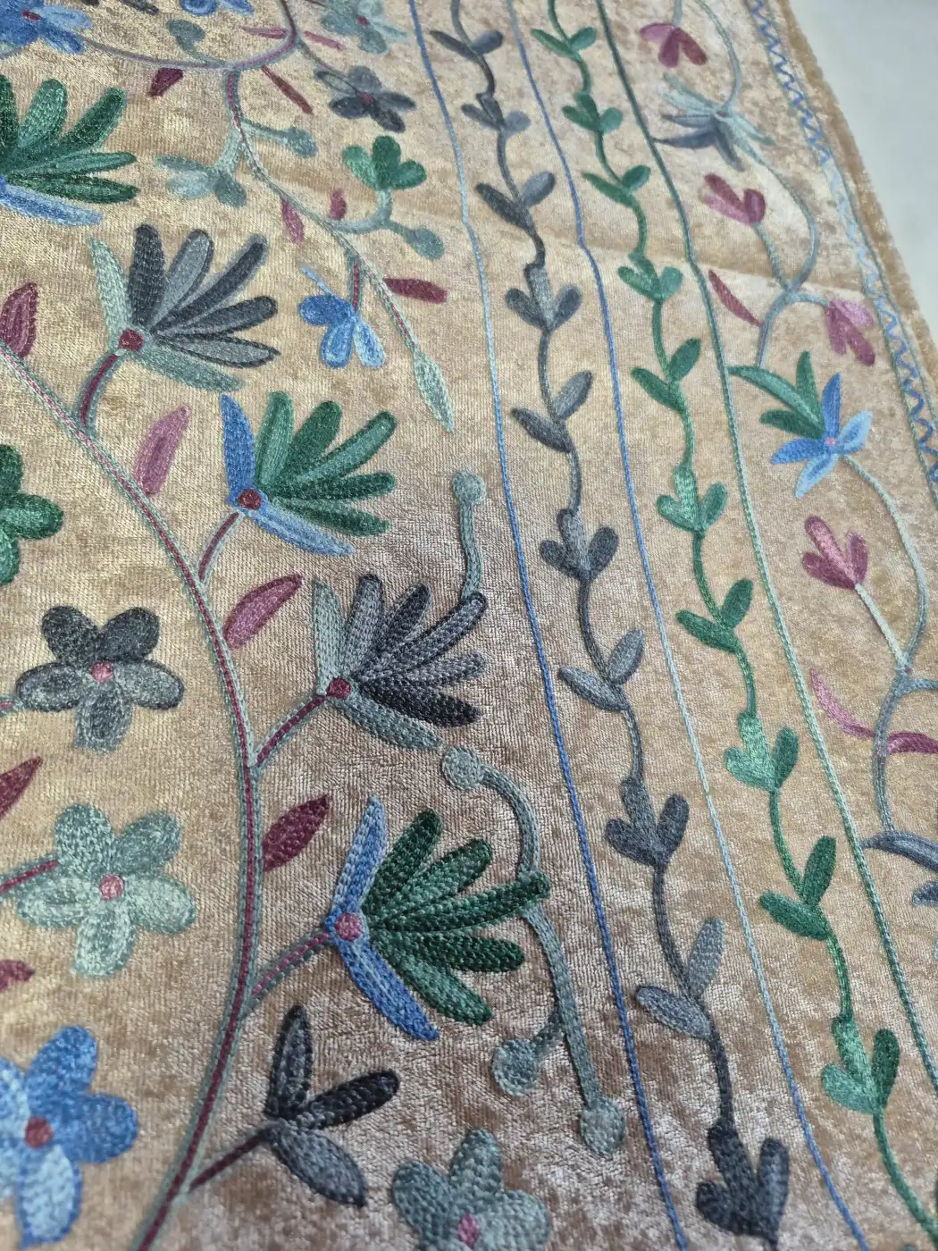 Kashmiri Noor-e-Shaan Prayer Mat with Aari Embroidery - Image 3