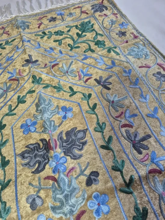 Kashmiri Beige Prayer Mat Khaas with Aari Embroidery - Image 2