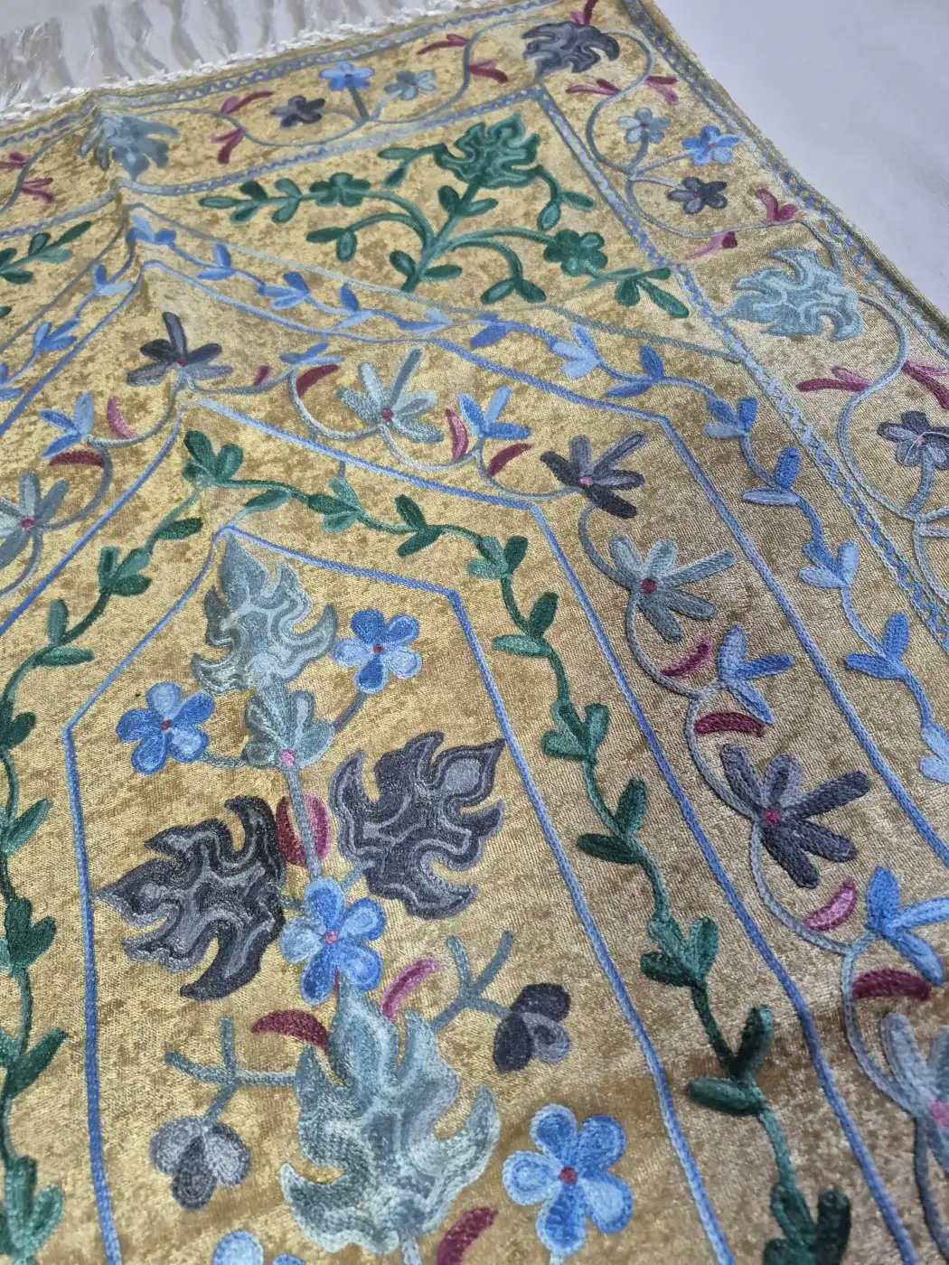 Kashmiri Beige Prayer Mat Khaas with Aari Embroidery - Image 2