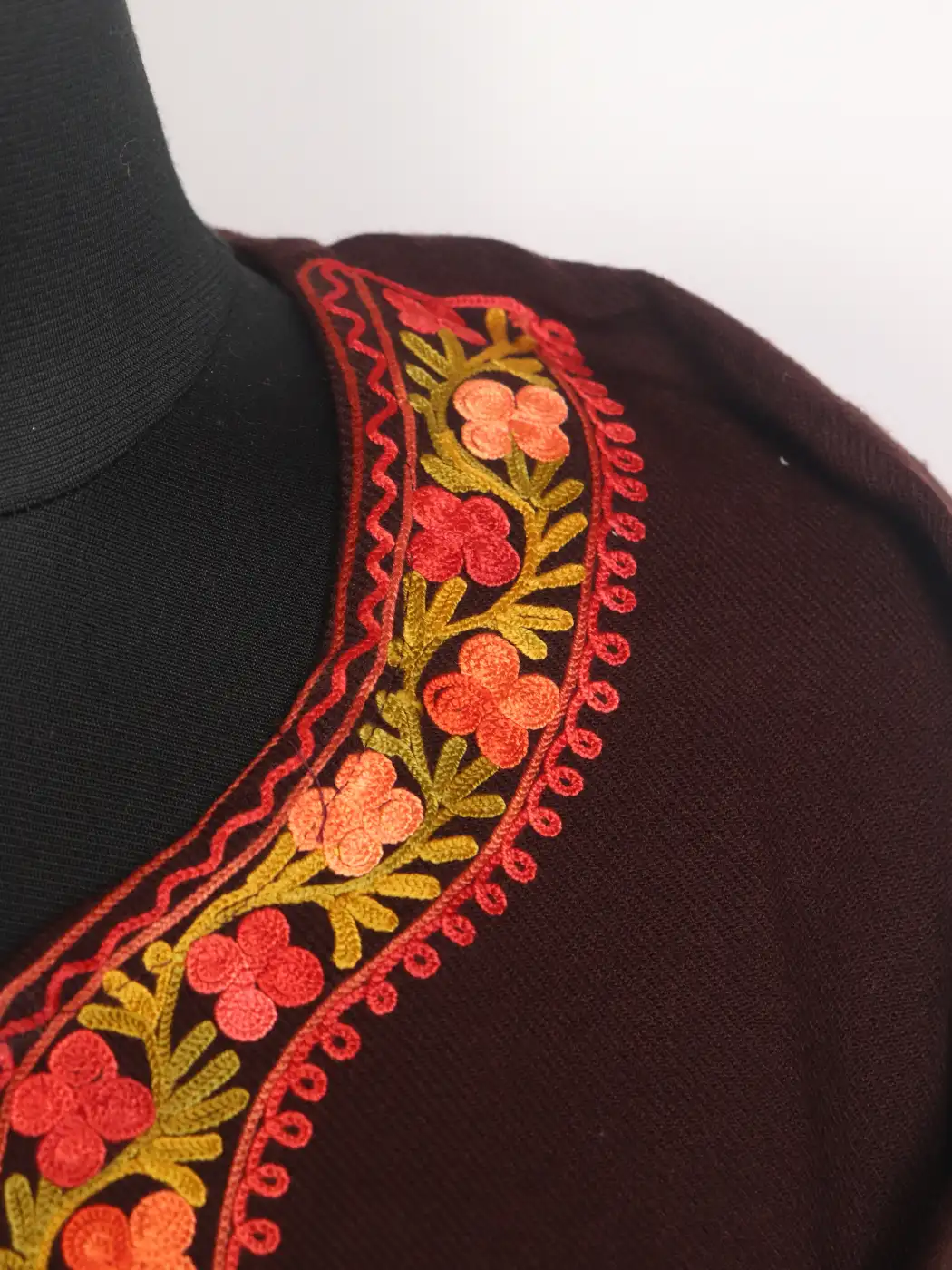 Aakifa Kashmiri Maroon Cashmilon Wool Aari Embroidered Pheran - Image 3