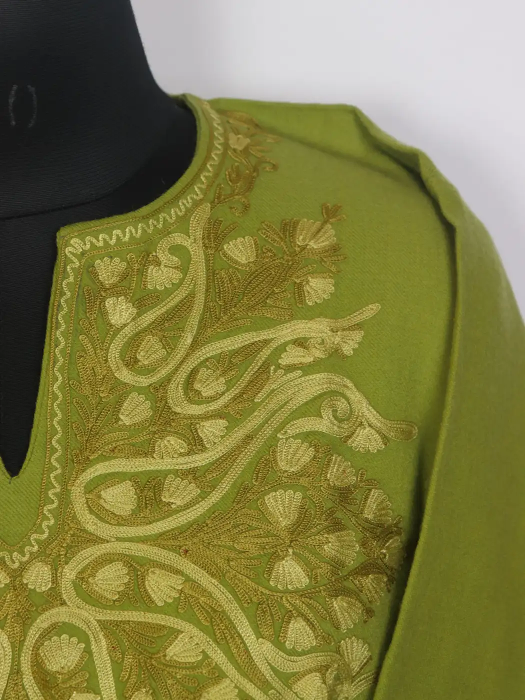 Aiza Olive Green Kashmiri Sleeve Pointed Rezkaar Aari Work Pheran in Raffal Wool - Image 3