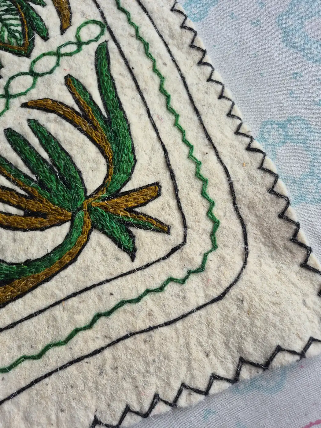 Bagh-e-Sabz Hand Embroidered Wool Namda Rug – Botanical Floral & Leaf Motif 3x2ft - Image 2