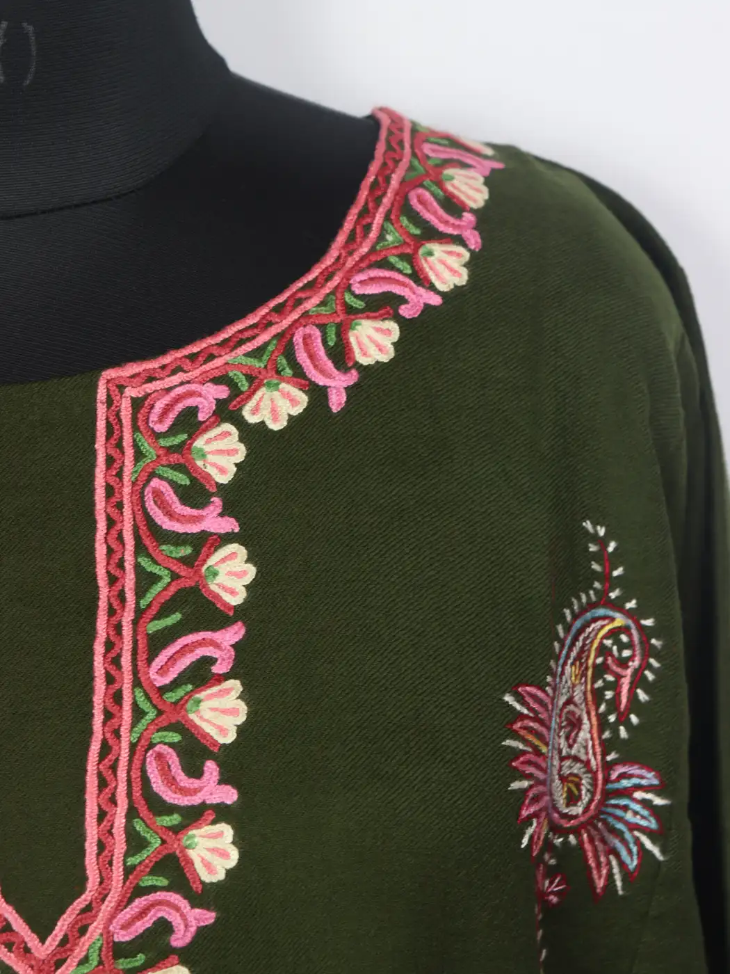 Chinaar Green Kashmiri 3pc Hand Sozni Paper Machie Style Pheran Set in Raffal Wool - Image 3