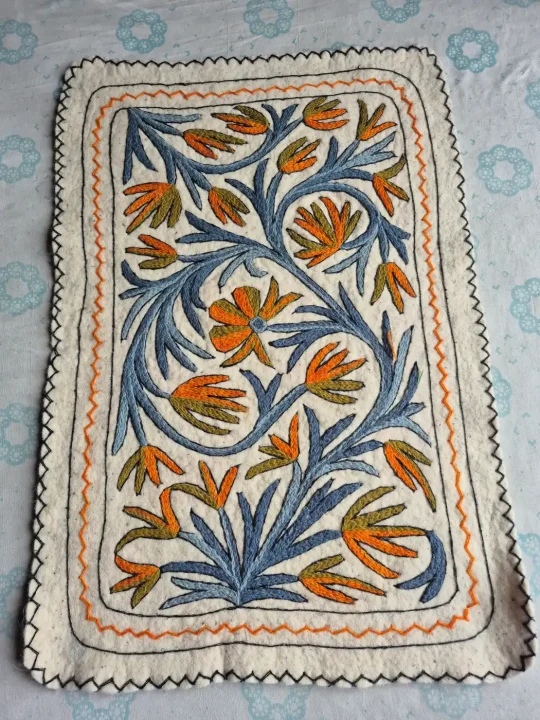 Gulrang Hand Embroidered Wool Namda Rug – Flowing Floral Vine & Blossom Design | 3×2 ft