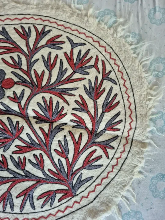 Gulrang Heritage Wool Kashmiri Namda with Crimson Botanical Branches – 3x3 Feet - Image 2