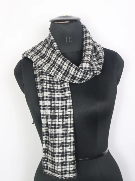 Hamza Kashmiri Handloom Tweed Unisex Muffler White - Image 3