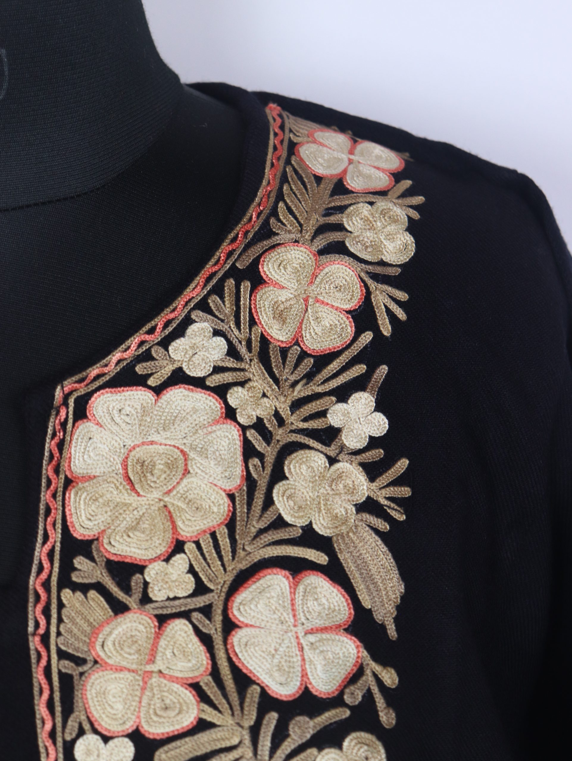 Suraiya Black Kashmiri Cashmilon Wool Pheran For Women With Aari Kadhai - Image 3