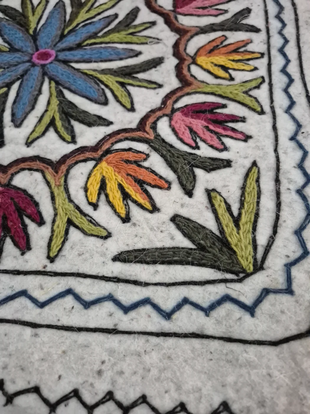 Rahim Kashmiri 2-Ft Square Handmade Namda Rug With Embroidery - Image 3