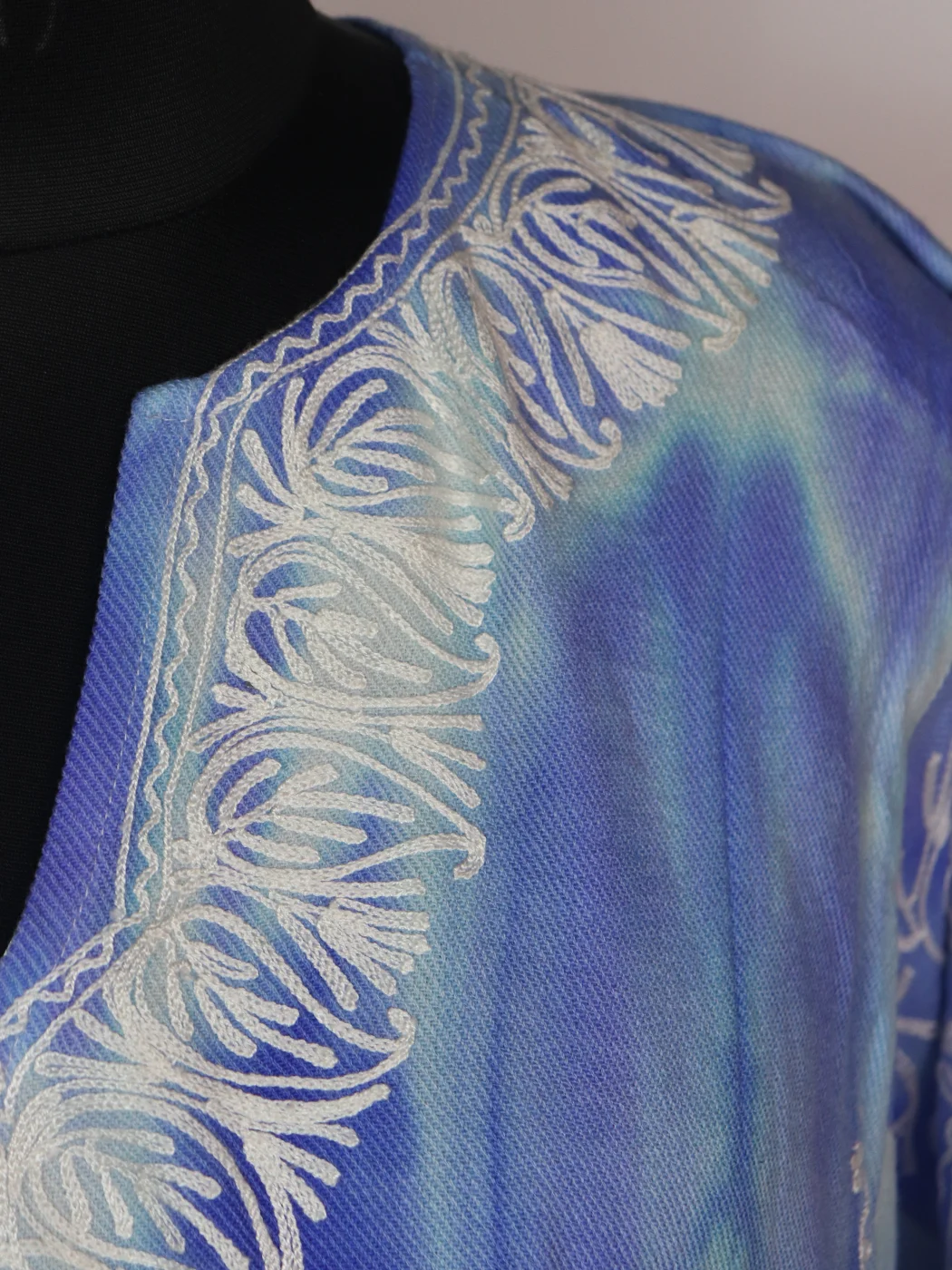 Tangmarg Kashmiri Tie-n-Dye Pheran In Cashmilon Wool For Women With Aari Work - Image 3