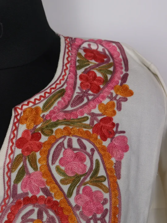 White Kashmiri Pheran In Cashmilon Wool For Women Anees With Aari Work - Image 3