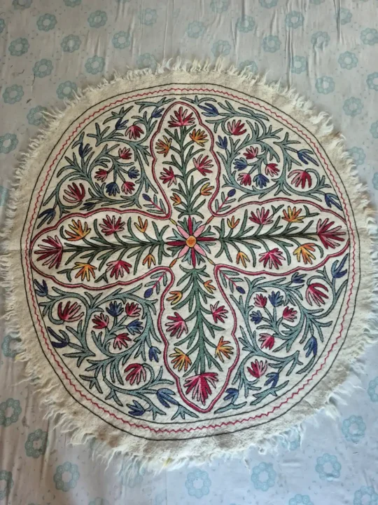 Kashmiri Hand Embroidered Namda Round Rug with Four-Way Floral Vine Medallion – 5x5 Feet