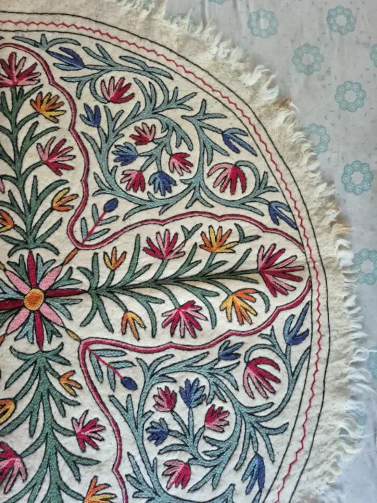 Kashmiri Hand Embroidered Namda Round Rug with Four-Way Floral Vine Medallion – 5x5 Feet - Image 2