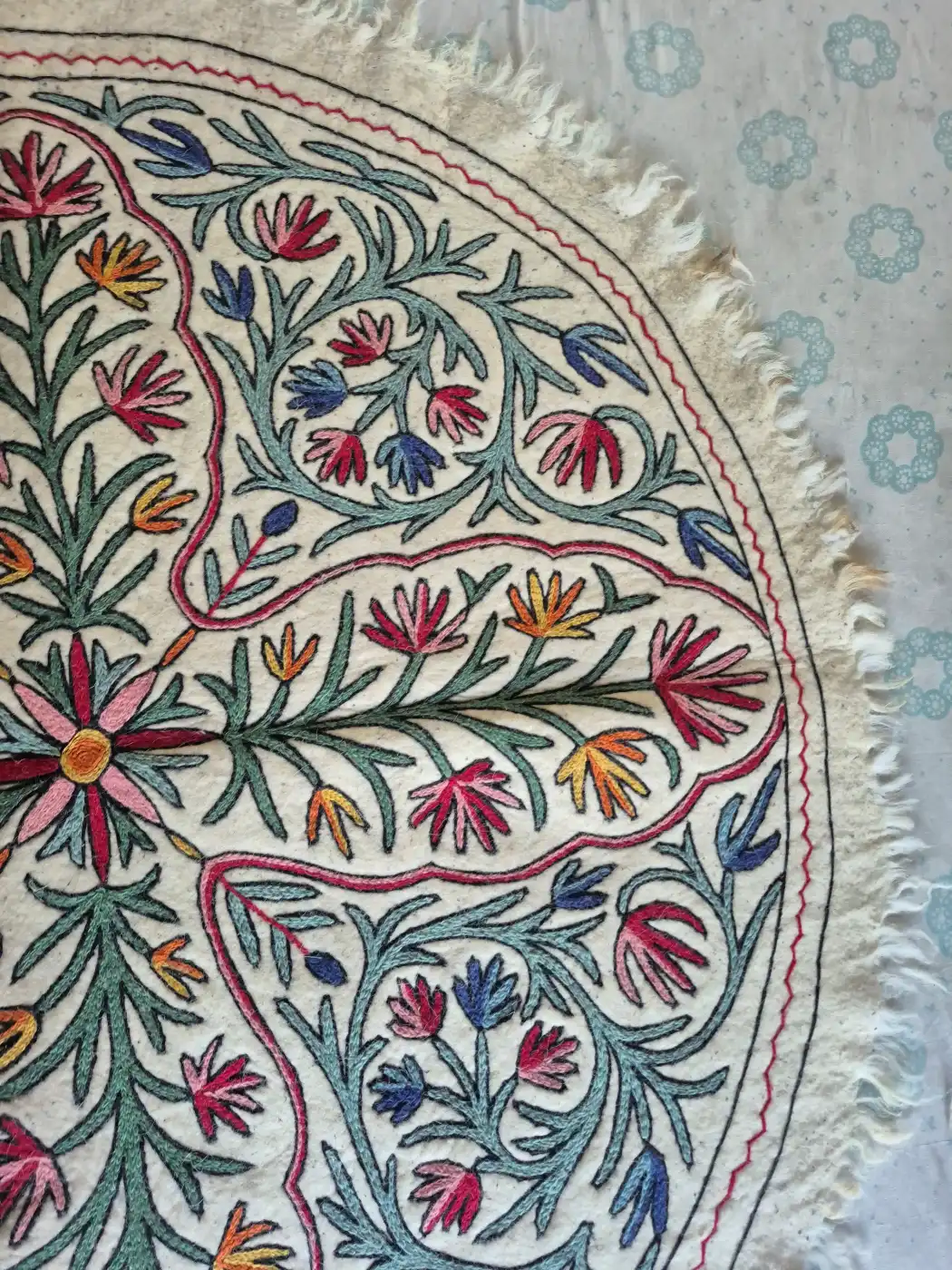 Kashmiri Hand Embroidered Namda Round Rug with Four-Way Floral Vine Medallion – 5x5 Feet - Image 2